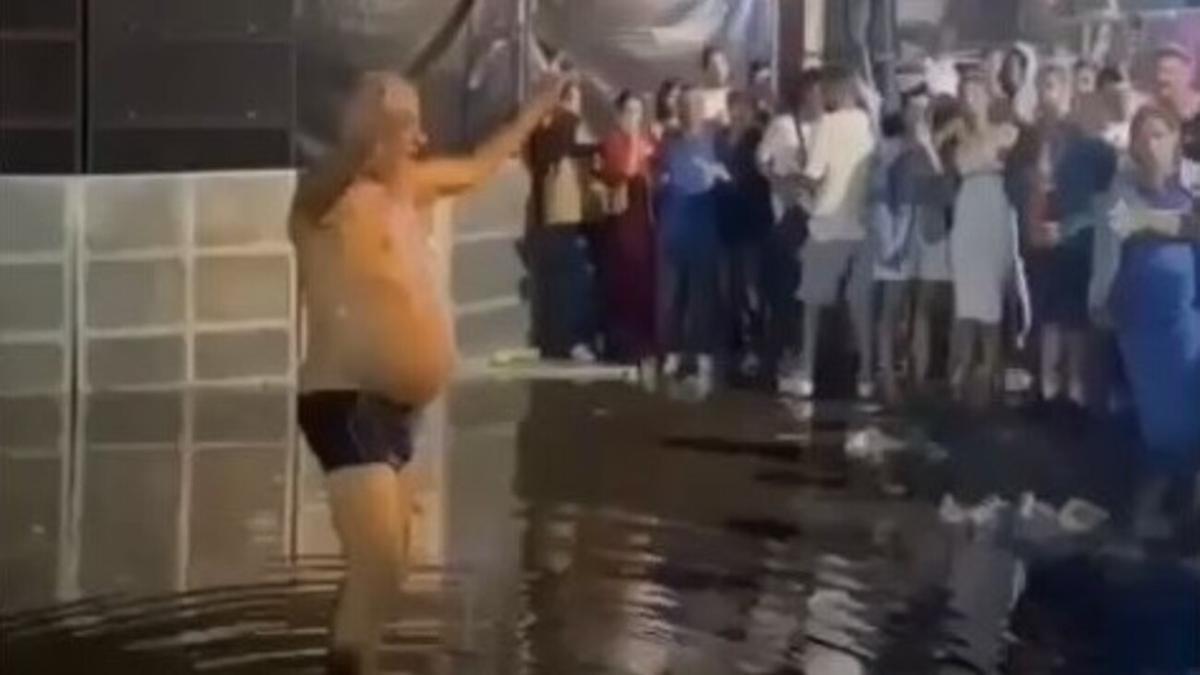 Un hombre la arma al bailar desnudo en la verbena de Los Dolores en Lanzarote