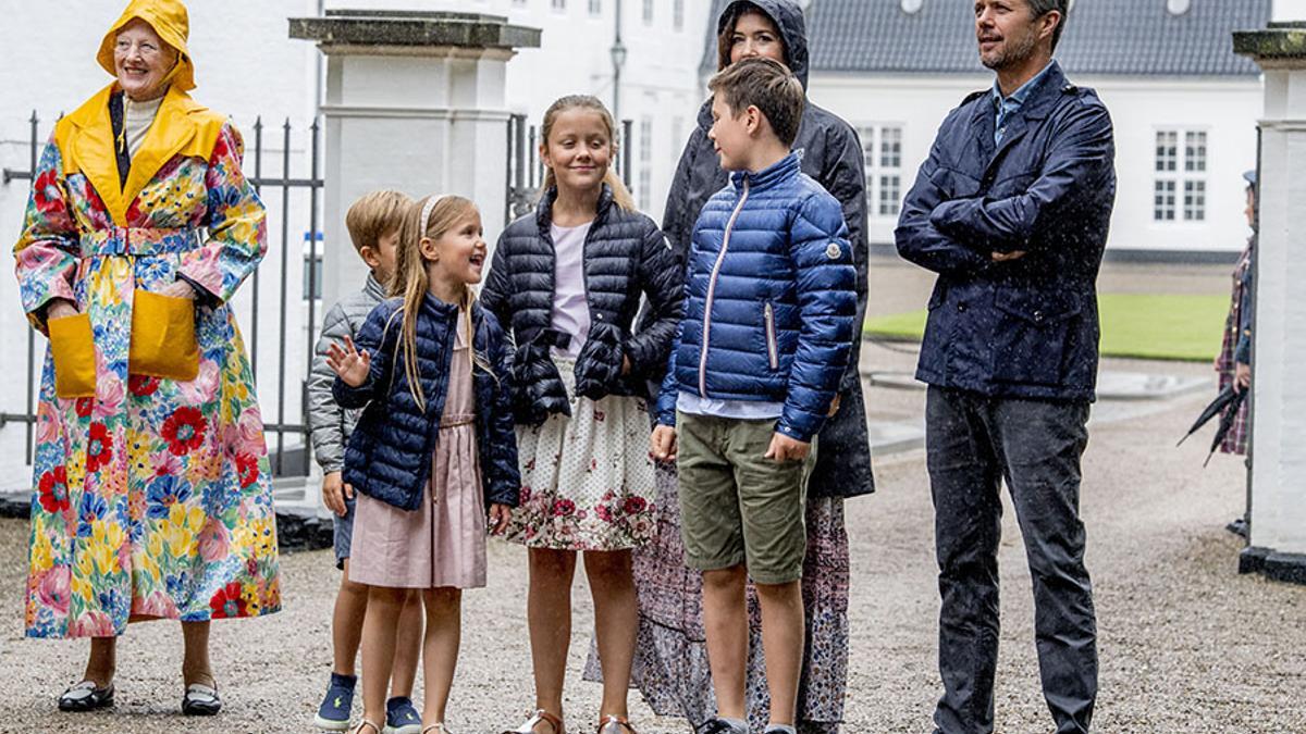 La familia danesa a las puertas del Palacio de Grasten