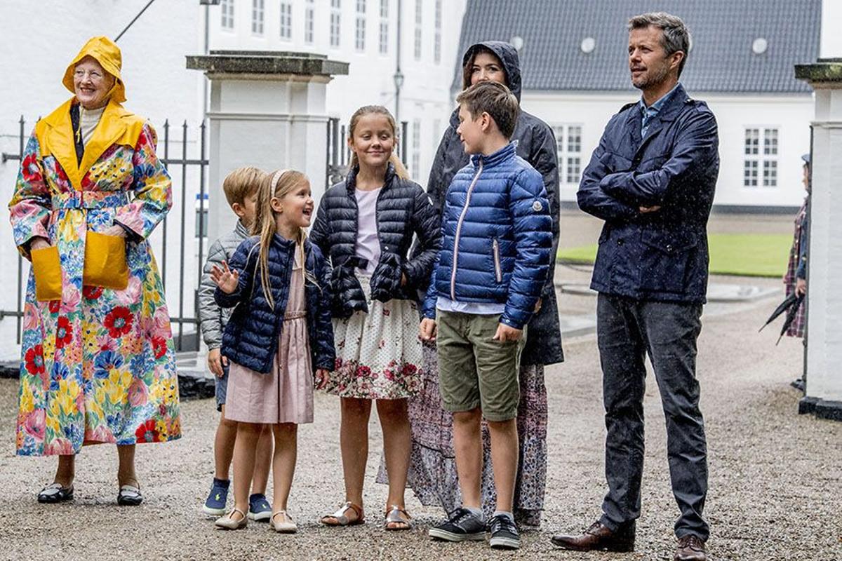 La familia danesa a las puertas del Palacio de Grasten