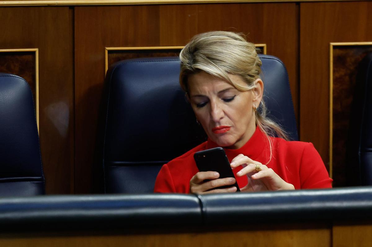  La vicepresidenta segunda y ministra de Trabajo, Yolanda Díaz, revisa su teléfono durante el pleno celebrado en el Congreso de los Diputados este jueves