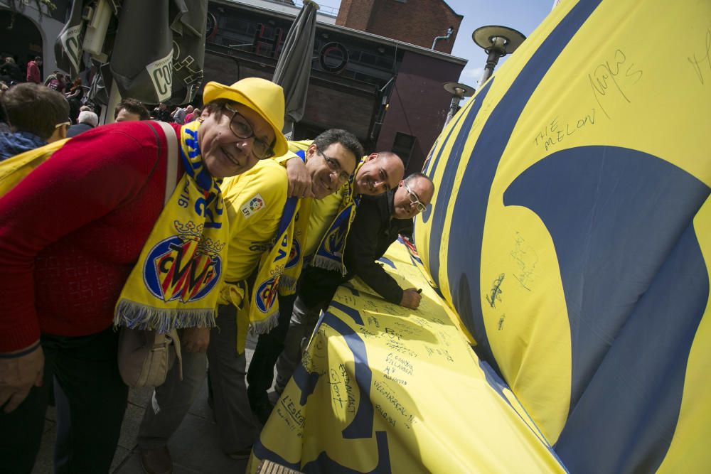 Liverpool se tiñe de amarillo