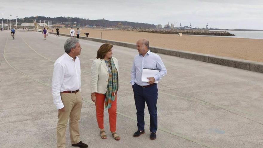 Los ediles Mariano Marín y Sofía Cosmen, con el diputado Luis Venta en Poniente, con El Musel al fondo.