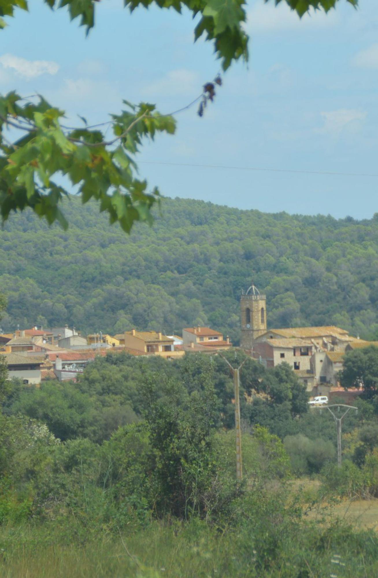 Vista de Cistella amb el campanar de Santa Maria