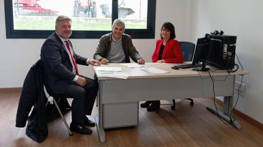 José Liñeira, Juan Carlos Carballo y Paula Fernández Pena, ayer, en la firma del convenio.