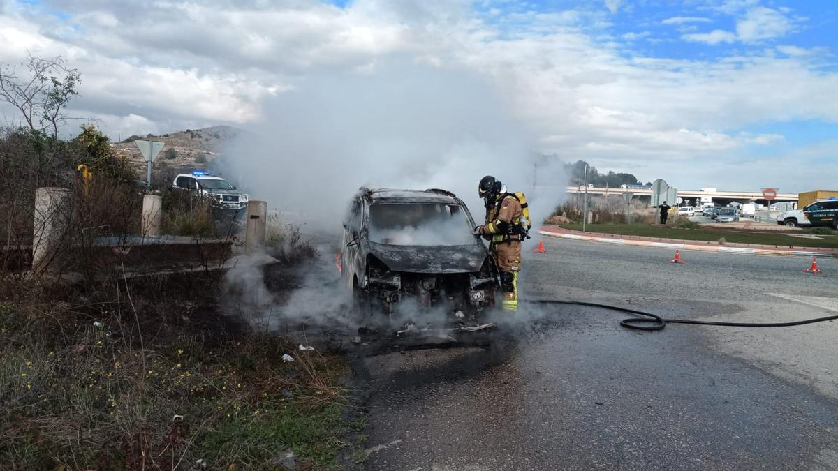 Un vehículo en llamas en la rotonda de acceso a la A-7 a la altura de Santomera.