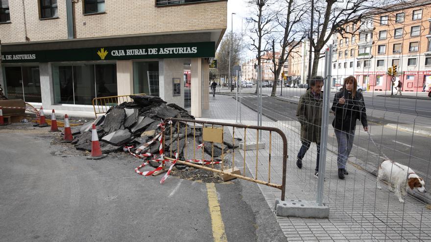 En imágenes: Aparcar en La Calzada, misión imposible tras el inicio de obras de la ecomanzana