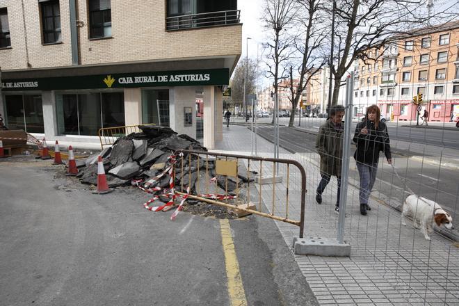 En imágenes: Aparcar en La Calzada, misión imposible tras el inicio de obras de la ecomanzana