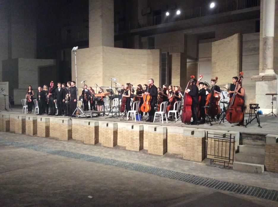 Actuación de l'Orquestra Simfònica de la SMI Santa Cecilia de Cullera.