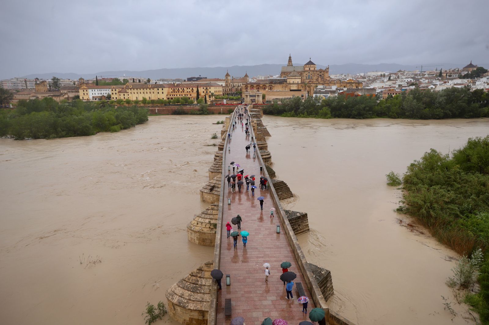 El caudal del Guadalquivir se duplica en Córdoba y entra en nivel naranja