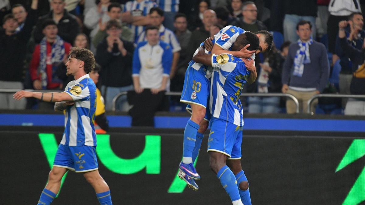 Bil y Yeremay celebran el tanto del delantero camerunés