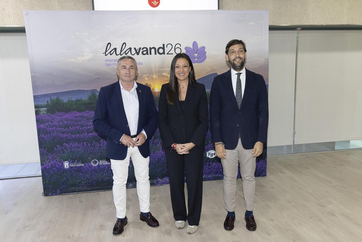 La consejera de Turismo, Carmen María Conesa, junto al alcalde de Moratalla, Juan Soria, y el director del Itrem, Juan Francisco Martínez