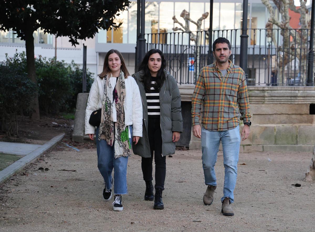 Lorena Villar, Marta Pita y Pablo Sánchez, en la Alameda de Bouzas.