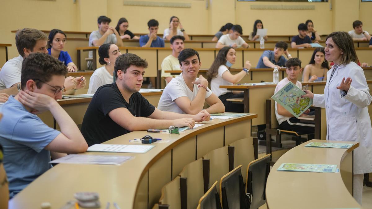 Alumnos hacen los exámenes de EBAU en Extremadura.