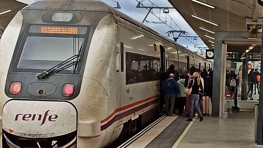 Passatgers pujant ahir al matí en un tren «curt» a l&#039;estació de Girona.