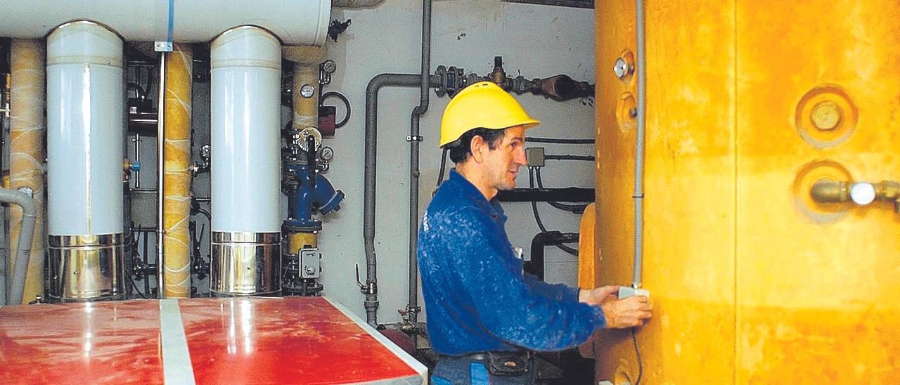 Un técnico trabaja en una calefacción central en Zaragoza.