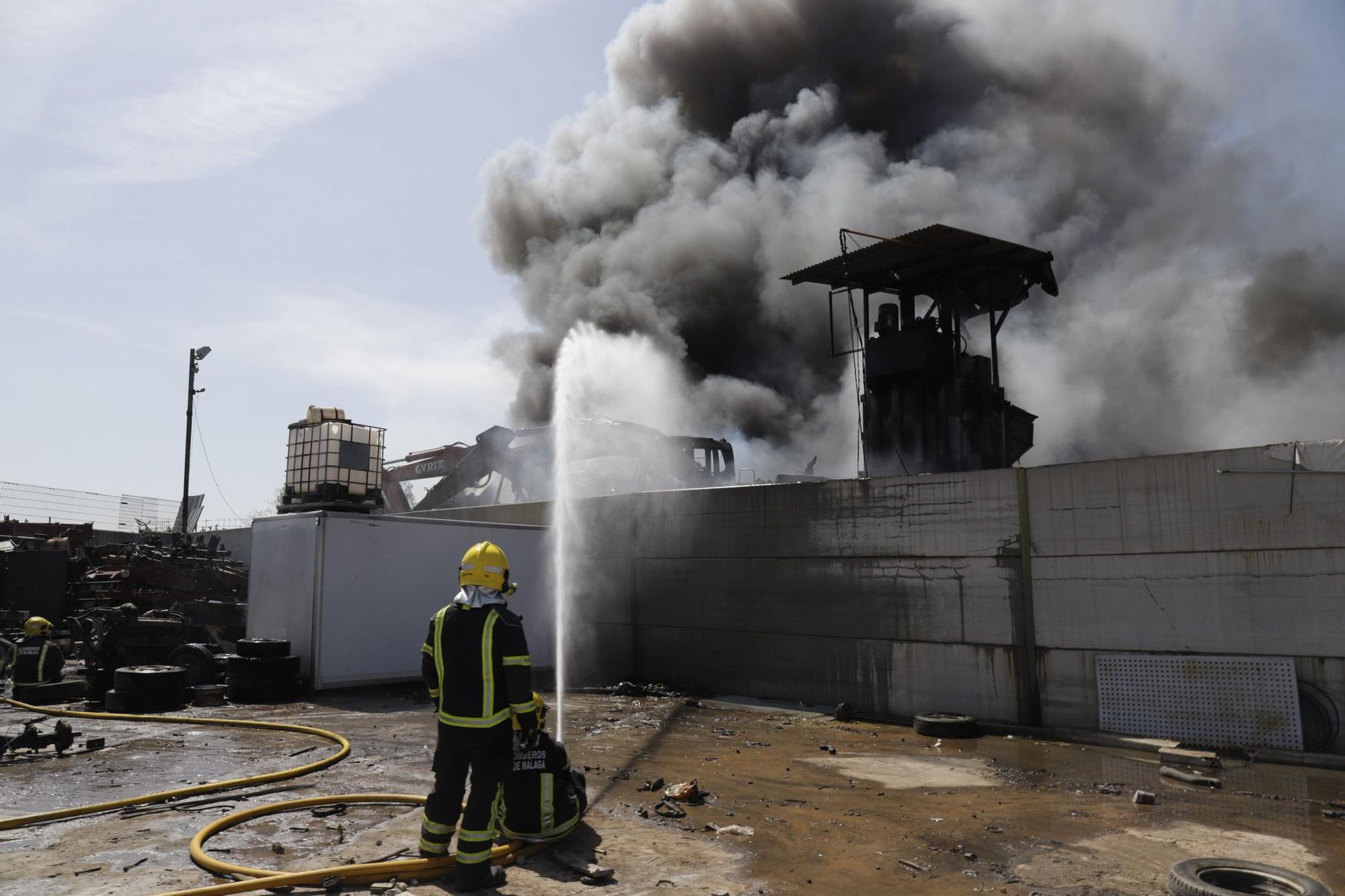 Imágenes del incendio de un desguace en Los Asperones