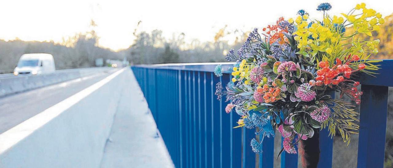 Un ramo de flores recuerda en el puente, un año después, a los fallecidos. // Bernabé/Javier Lalín. |