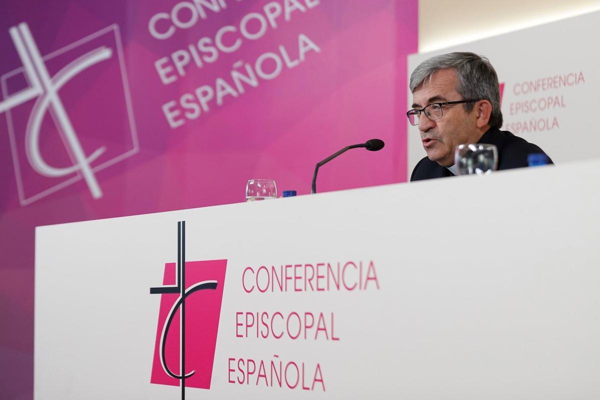 GRAF9041. MADRID, 26/09/2019.- El secretario general y portavoz de la Conferencia Episcopal Española (CEE) y obispo auxiliar de Valladolid, Luis Argüello, durante la rueda de prensa posterior a la reunión de la comisión permanente. EFE/Emilio Naranjo