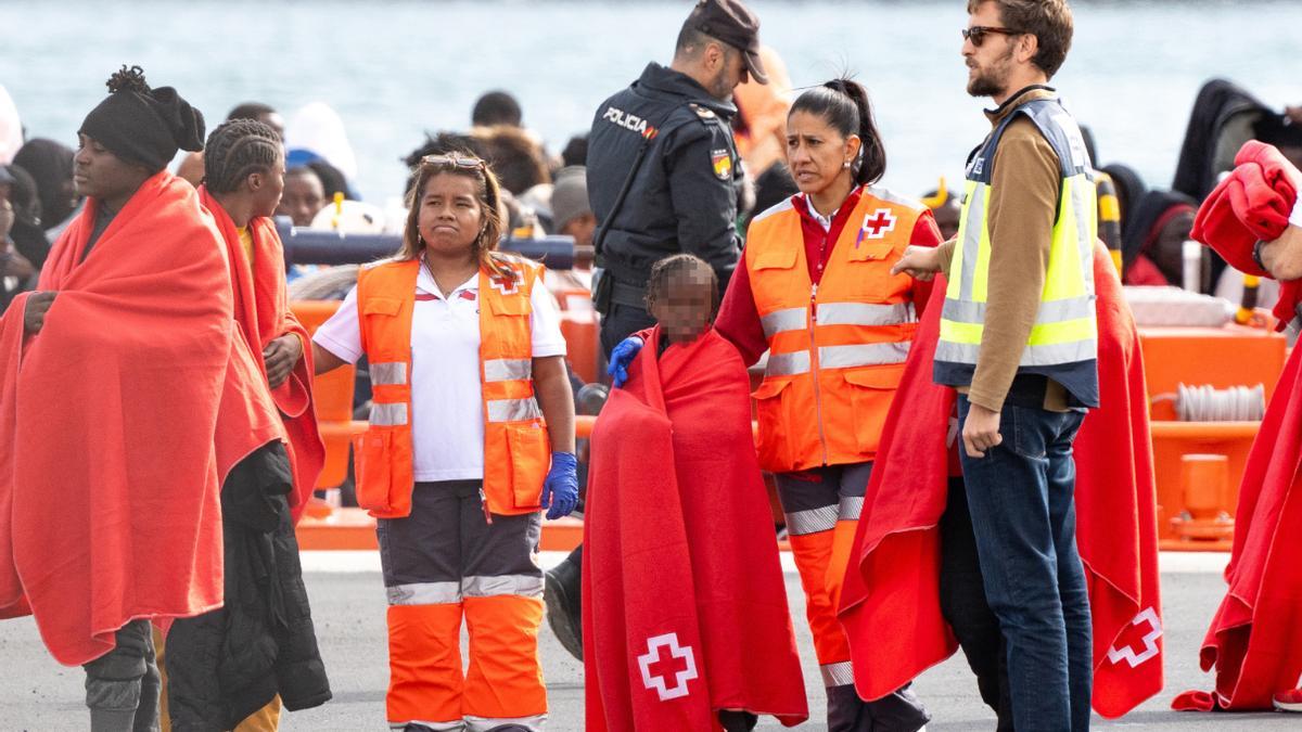 Imagen de archivo. Servicios de emergencias atienden a varios migrantes en Puerto Naos, en Arrecife (Lanzarote).
