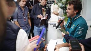 Fernando Alonso habla con la prensa en Imola .