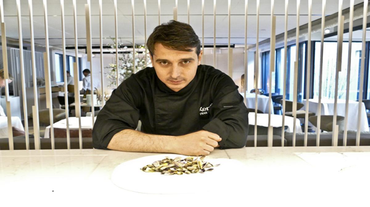 Fran López, xef del restaurant Xerta, explica com fa les tellerines del delta de l’Ebre amb vi blanc i herbes.