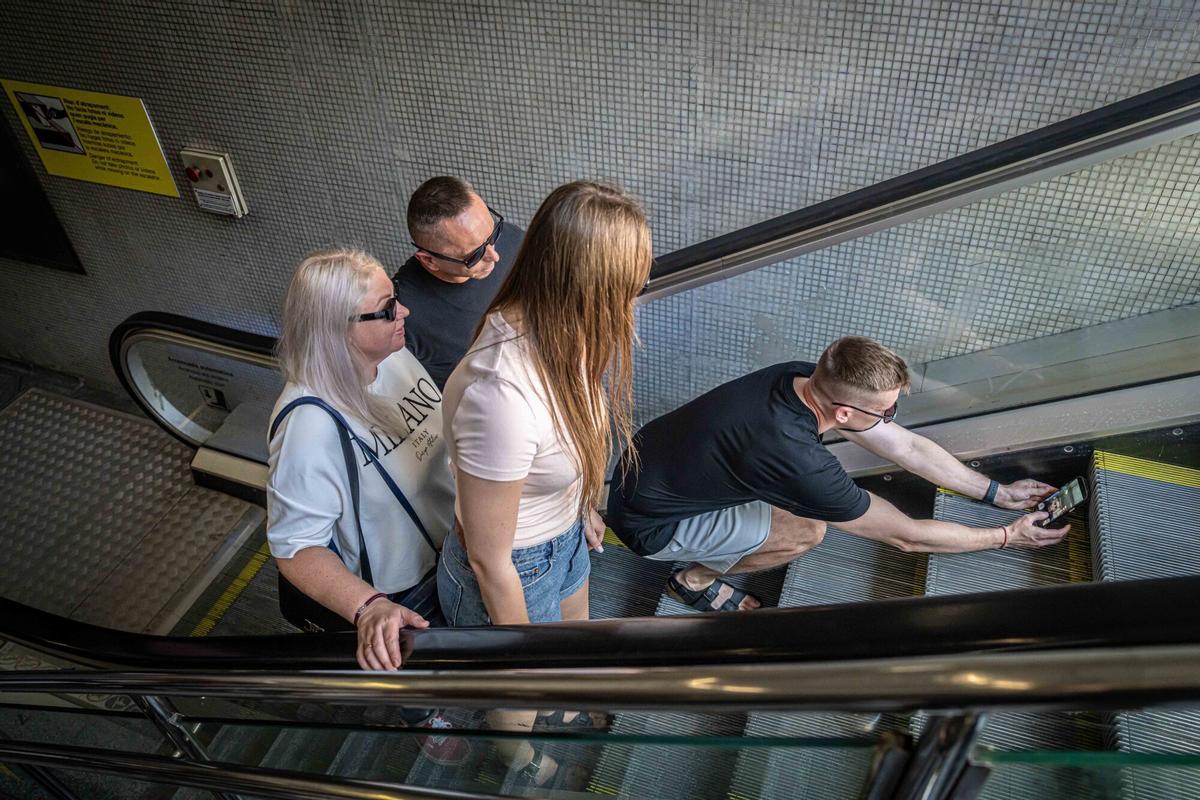 La escalera mecánica de la Sagrada Família es un incesante desfile de posados temerarios y 'selfies' prohibidas La escalera mecánica de la Sagrada Família es un incesante desfile de posados temerarios y 'selfies' prohibidas