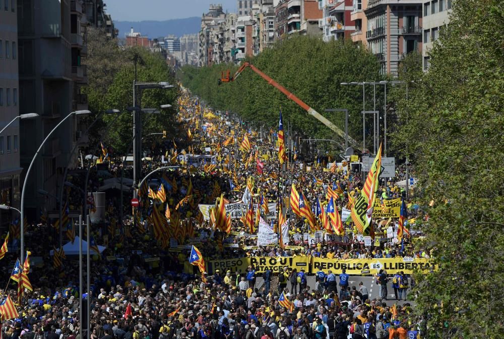 Miles de personas exigen la libertad de los presos independentistas en Barcelona