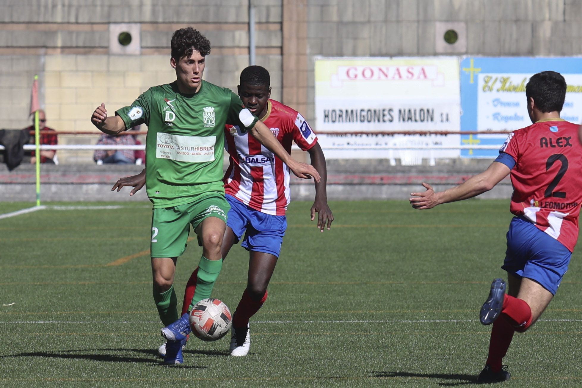 Las mejores imágenes de la jornada en la Tercera División de Asturias