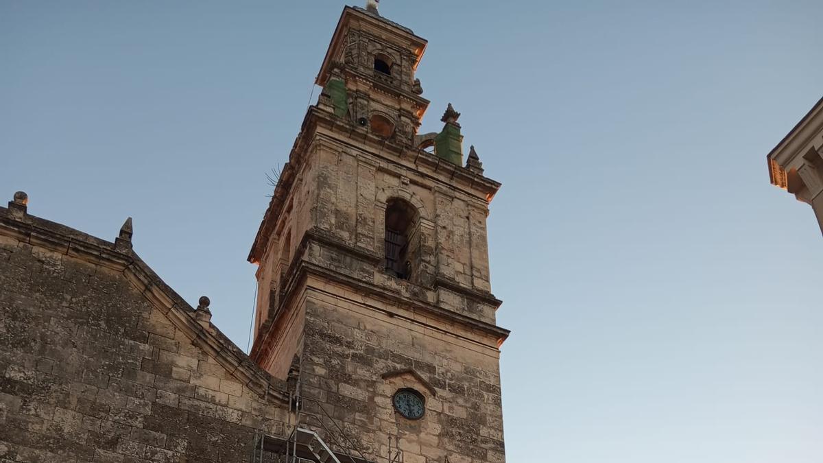 Empiezan las obras para restaurar el campanario de la iglesia de Enguera