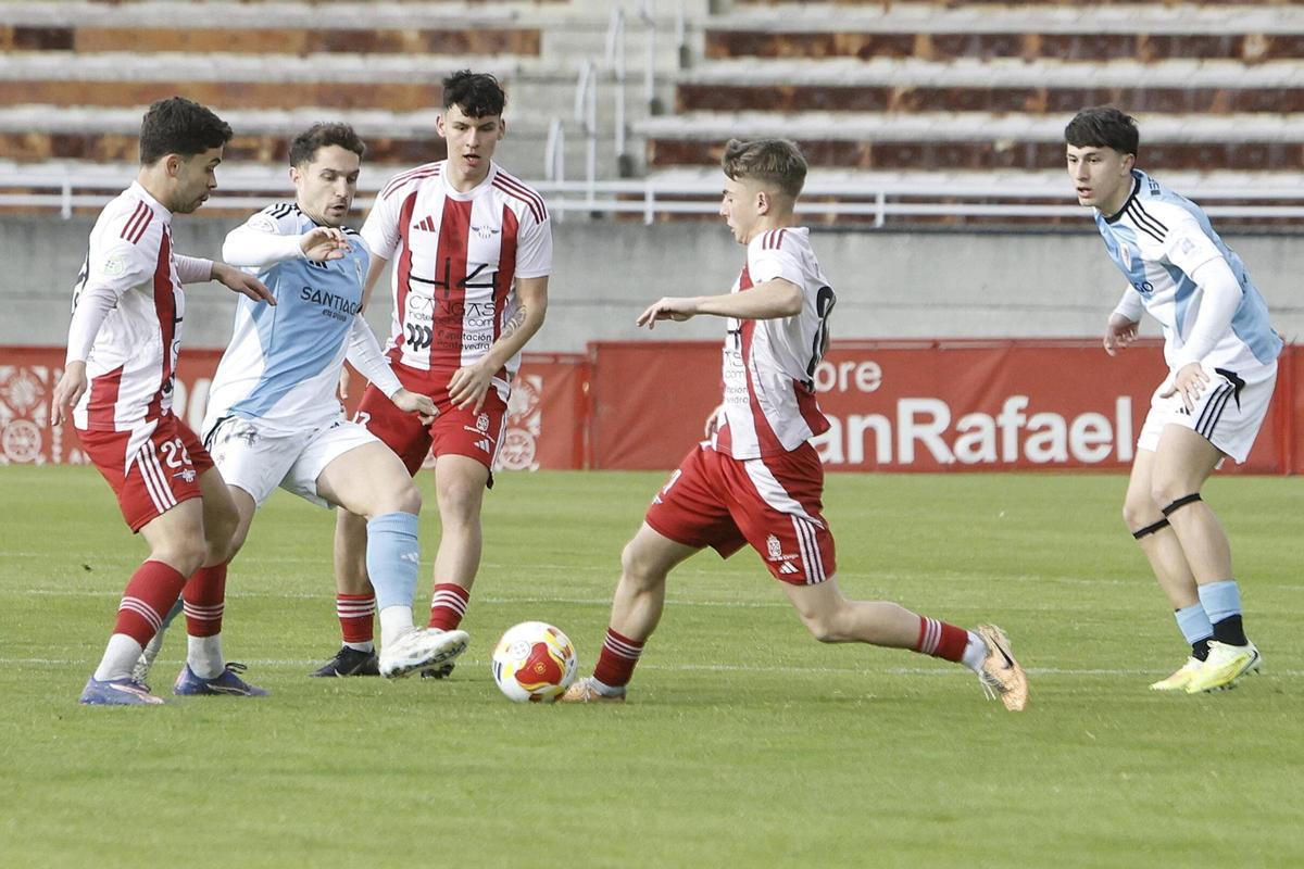 Samu Rodríguez y Unai Peón pugnan por la posesión del balón con los jugadores del Alondras.