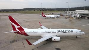 FILE - A Qantas jet arrives at Melbournes Tullamarine Airport in Melbourne, Australia, Dec. 12, 2023. Qantas Airways agreed to pay 120 million Australian dollars ($79 million) in compensation and fines for selling tickets on thousands of cancelled flights, the airline and Australia’s consumer watchdog said on Monday, May 6, 2024. (AP Photo/Mark Baker, File) / FILE PHOTO