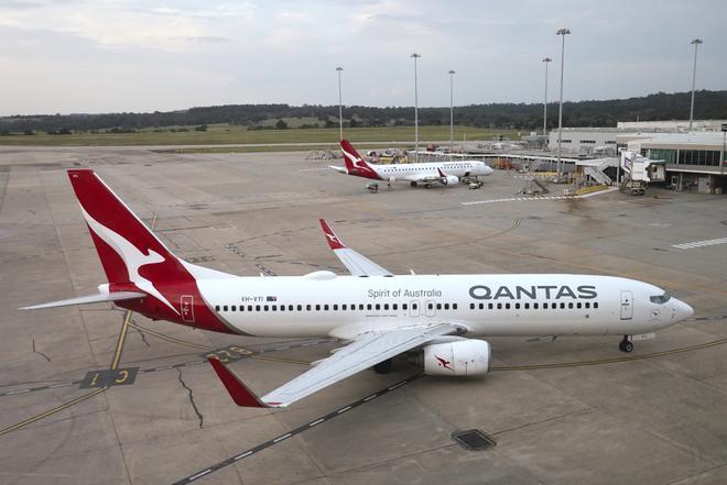 FILE - A Qantas jet arrives at Melbournes Tullamarine Airport in Melbourne, Australia, Dec. 12, 2023. Qantas Airways agreed to pay 120 million Australian dollars ($79 million) in compensation and fines for selling tickets on thousands of cancelled flights, the airline and Australia’s consumer watchdog said on Monday, May 6, 2024. (AP Photo/Mark Baker, File) / FILE PHOTO