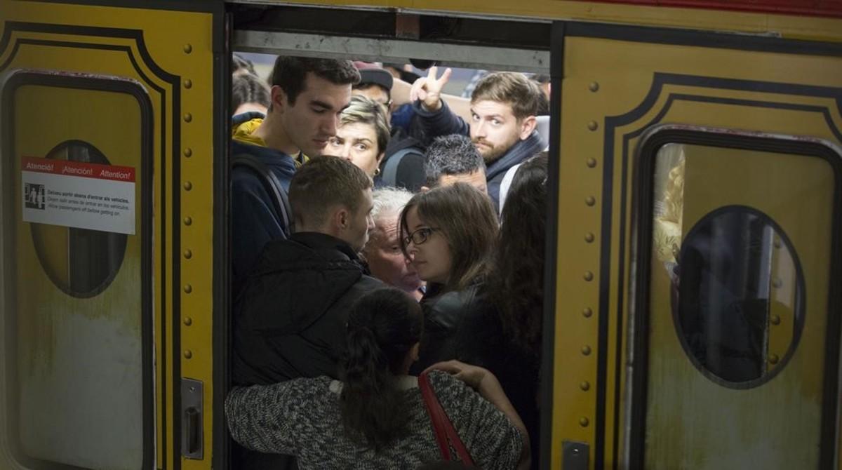 Aglomeraciones en la estación de Espanya, L1.