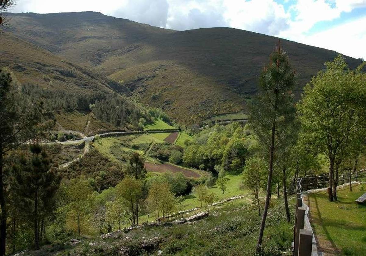 Vista de los montes de Zobra, clasificados como comunales desde los años 90. // Bernabé/Javier Lalín