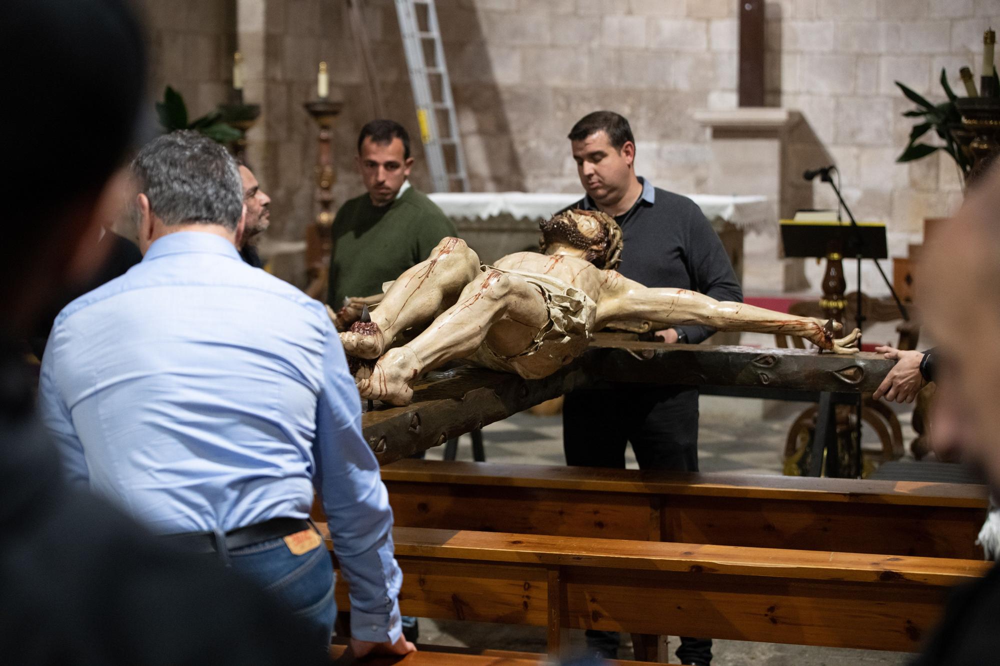 Descendimiento del Cristo de la Agonía en la iglesia de La Horta para preparar la procesión de las Siete Palabras del próximo Martes Santo.