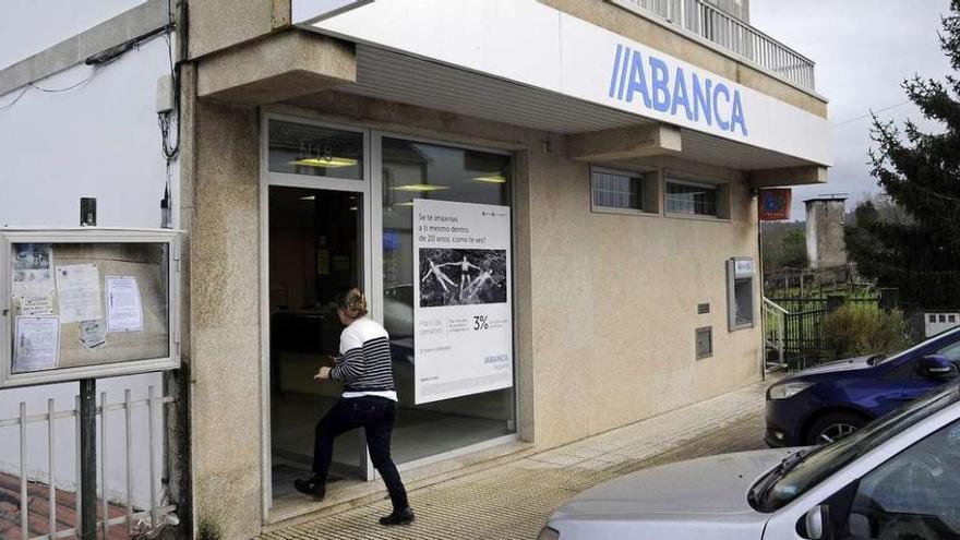 Una clienta entra en la sucursal de Abanca en Souto de Vea en el que fue su último día en funcionamiento. // Bernabé/Javier Lalín