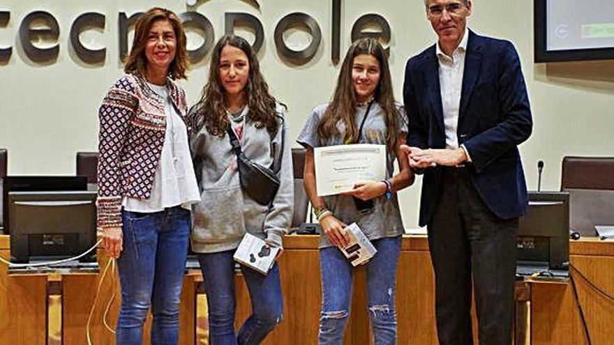 Andrea Lage y Noa Fernández del Casares, en medio, en la entrega del premio.