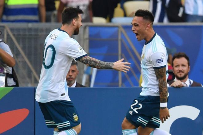 Lautaro Martinez celebra con Leo Messi tras marcar contra Venezuela en el partido de la Copa AMerica en el estadio Maracaná de Rio de Janeiro en Brasil.