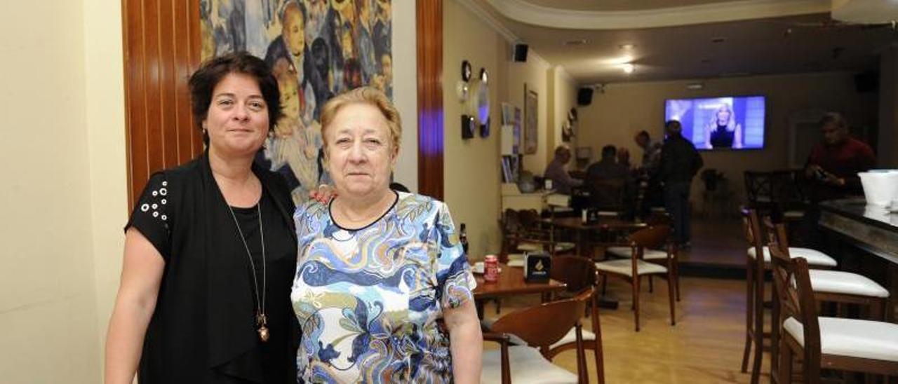 Silvia Gómez y su madre María Eva Paz, ayer, en la cafetería La Rosaleda de Lalín.   | // BERNABÉ/JAVIER LALÍN