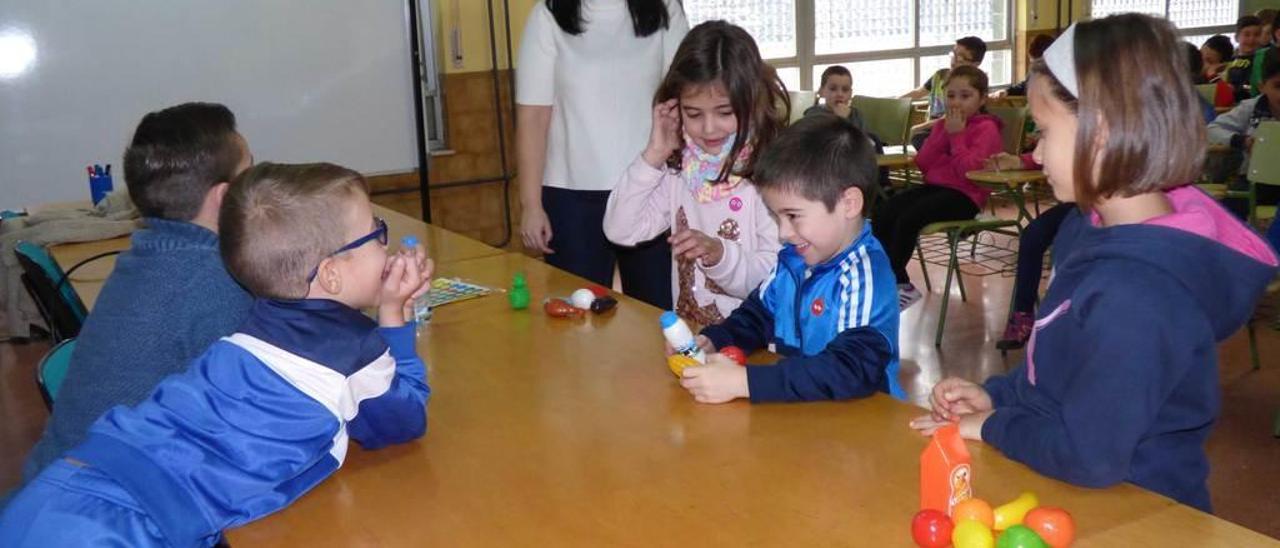 Lorena Pérez, de pie, con los niños María Carro, Edgar González, Aitana Barrera, Celso Álvarez y Piero Menéndez en la presentación de los menús sin gluten.