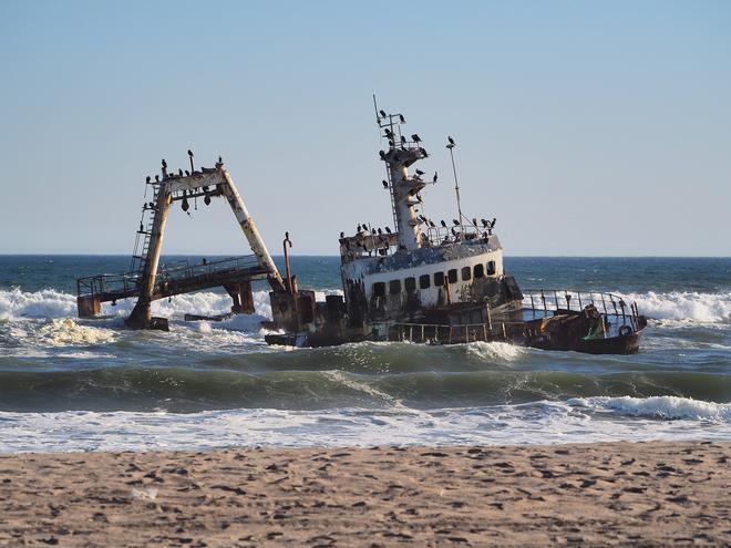 Barco naufragado en la Costa de los Esqueletos
