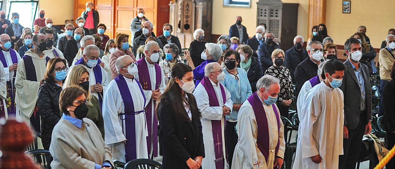 El salón parroquial de Caleiro rozó su máxima capacidad posible por las restricciones.