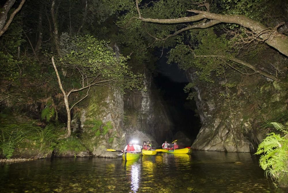 Recorrido fluvial nocturno en el Occidente surcando las aguas del río Navia y el Polea