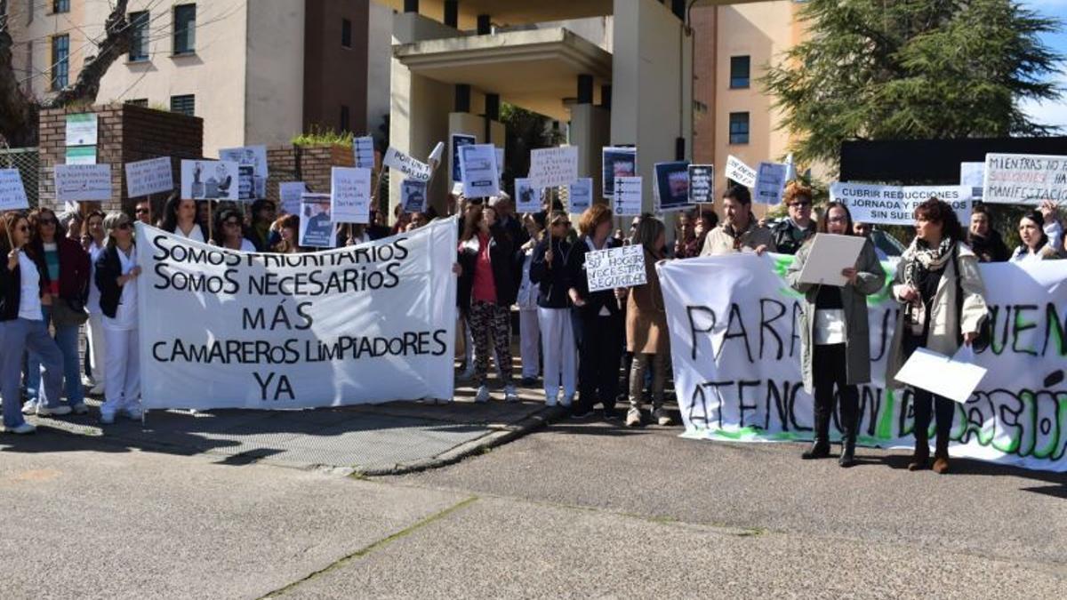 Trabajadores de la Felipe Trigo protestan a las puertas del centro.