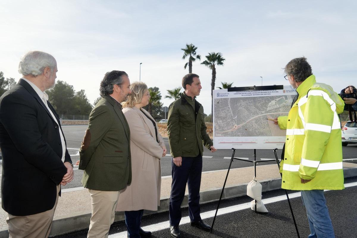 Un momento de la inauguración de la nueva rotonda en Son Verí Nou.