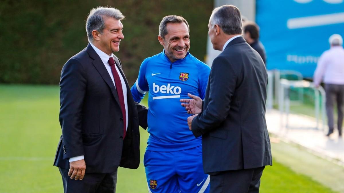 Sergi Barjuan junto a Laporta y Yuste