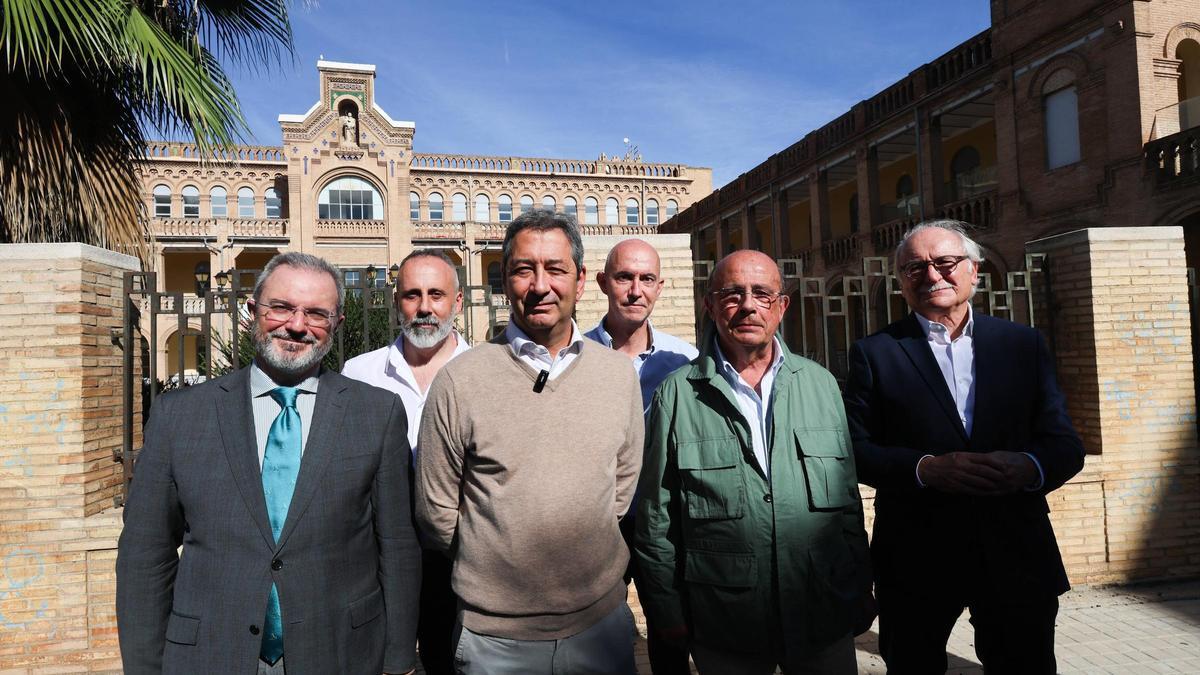 Vicente Barrera, en el centro con jersey marrón, junto al resto de cargos políticos que lo han acompañado en su comparecencia.