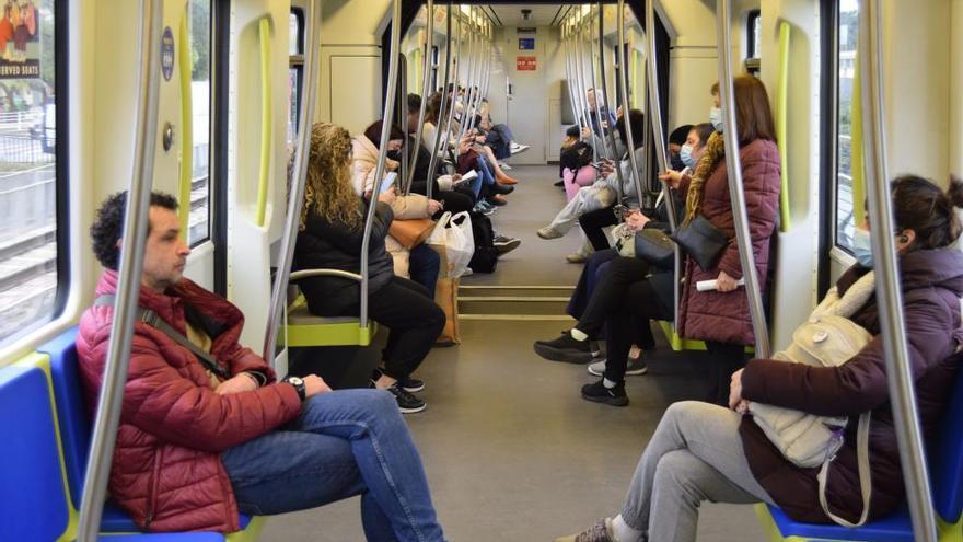 Los nuevos asientos azules del TRAM serán para para personas con movilidad reducida