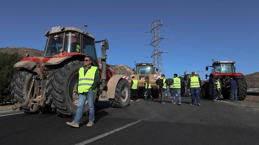 FOTOS: Los agricultores cortan el acceso a Escombreras en una manifestación ilegal