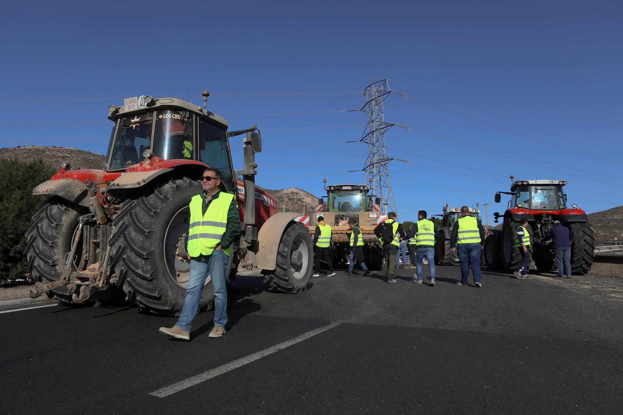 FOTOS: Los agricultores cortan el acceso a Escombreras en una manifestación ilegal